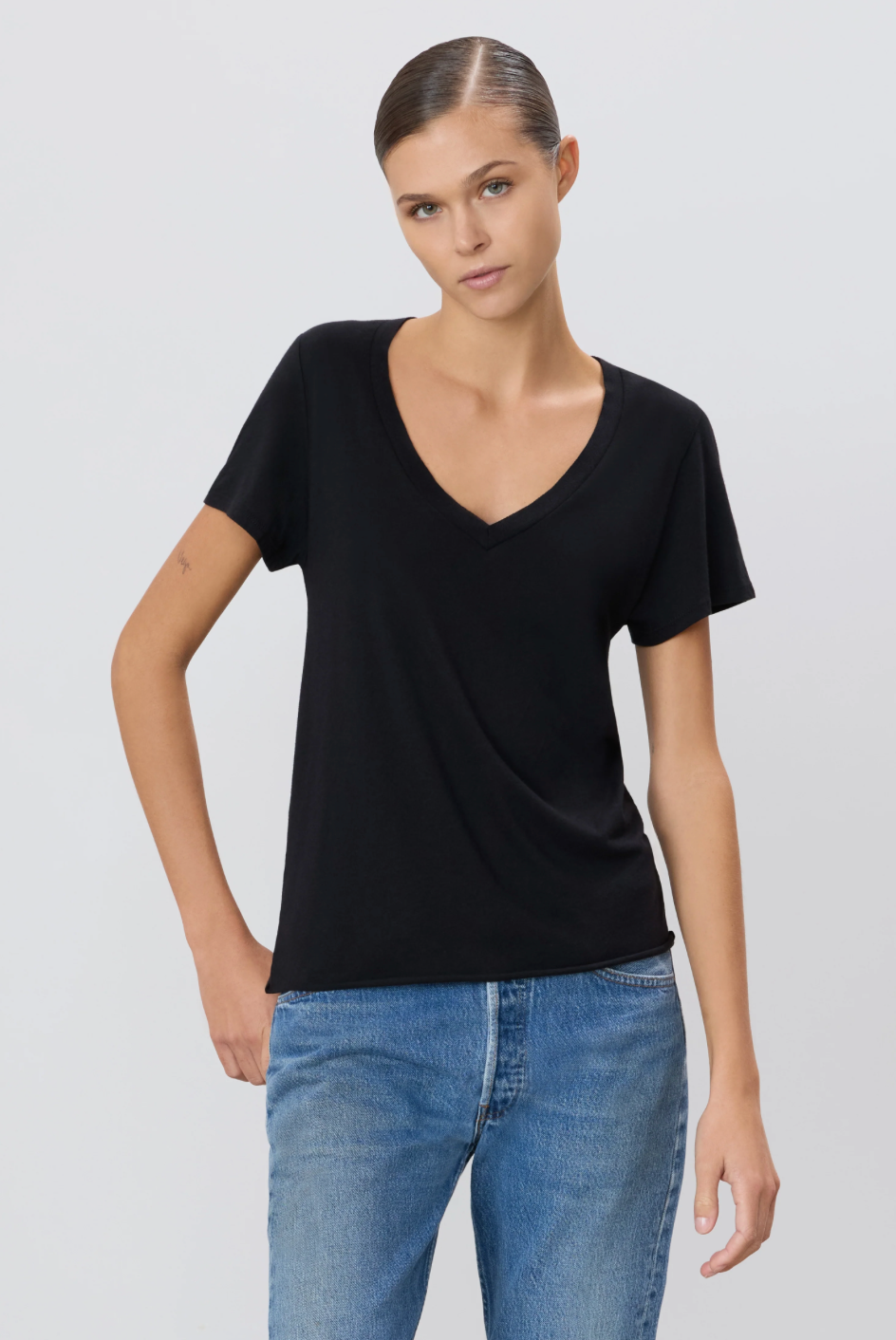 Eterne V-neck T-shirt